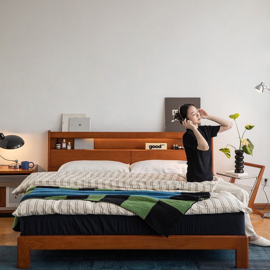 Vintage boxwood bed accompany light with context.